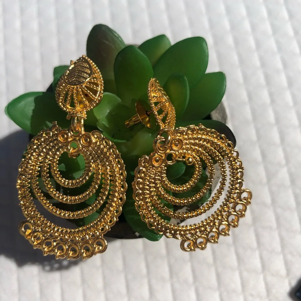 Beautiful timeless classic earrings 💛 - Picture 9 of 10